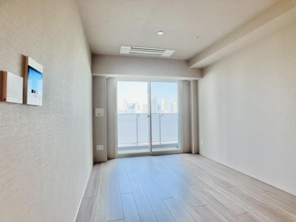 リビングは約10帖で、光が入ると開放的になり、広々とした空間になっています。
冬は床暖房で温かくお過ごしいただけます。