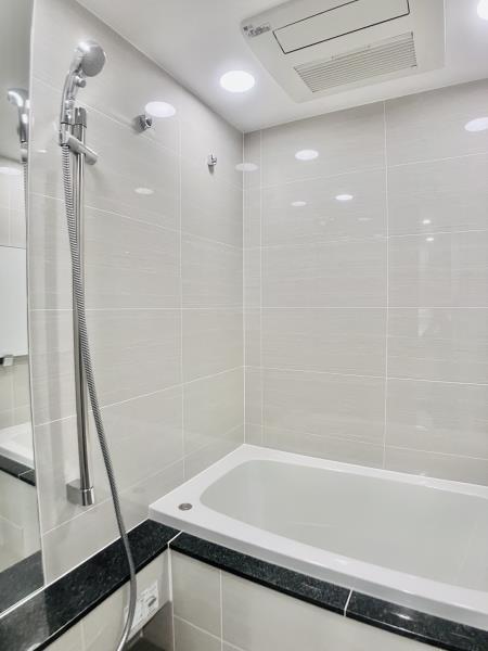 浴室乾燥機付きのバスルーム。