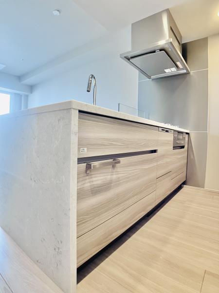 キッチンにも、デザイン性を持たせて、お部屋の印象を邪魔しないウッドテイストになっています。
