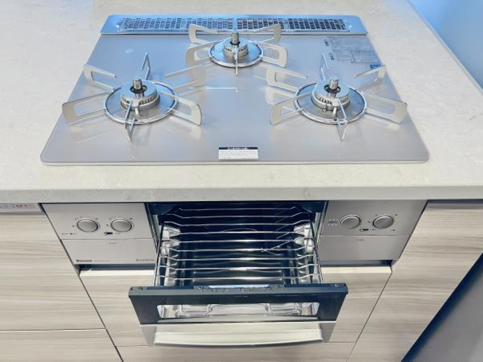 システムキッチンは、シルバーでとてもオシャレ。海外を彷彿させるデザインです。