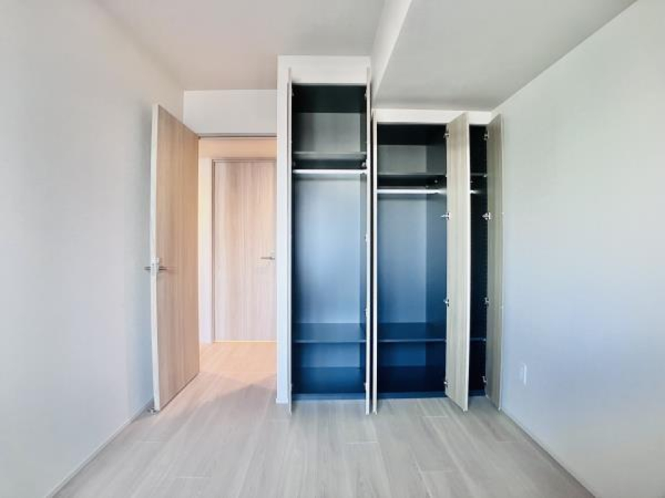 収納棚が３つあるこちらのお部屋は、６帖のお部屋。収納が沢山出来るのは嬉しいですよね！