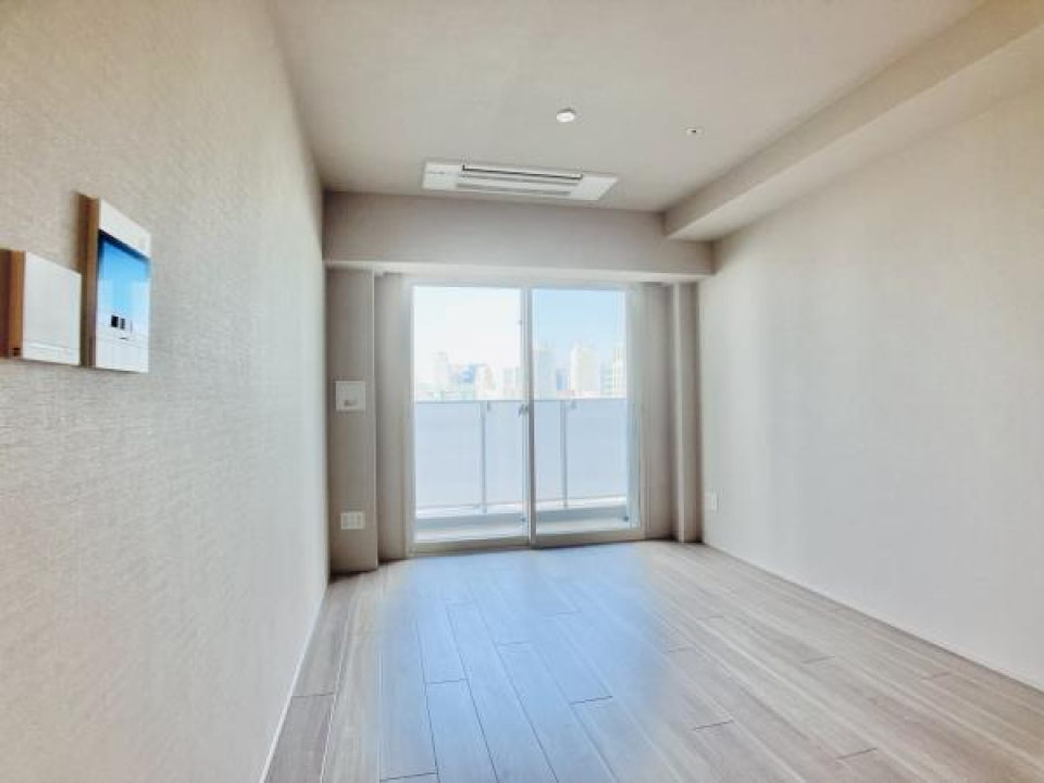 リビングは約10帖で、光が入ると開放的になり、広々とした空間になっています。
冬は床暖房で温かくお過ごしいただけます。