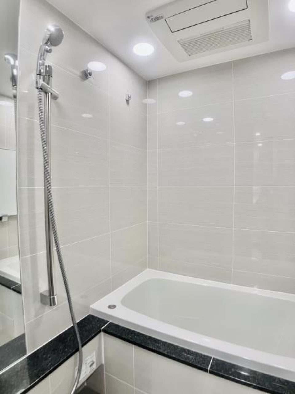 浴室乾燥機付きのバスルーム。