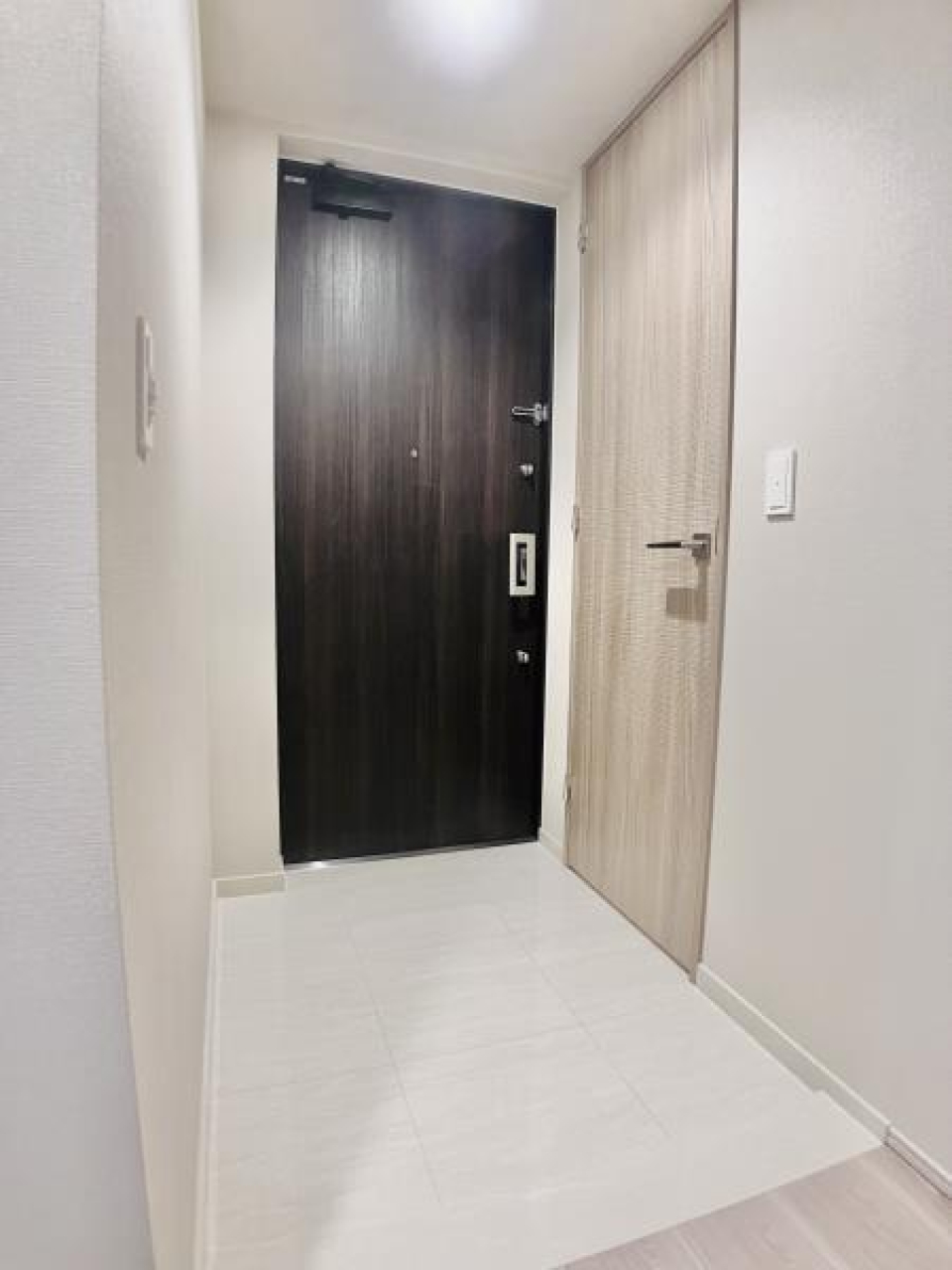 こちらの玄関。右側にある扉気になりませんか？なんとこちら・・・ＳＩＣなんです！