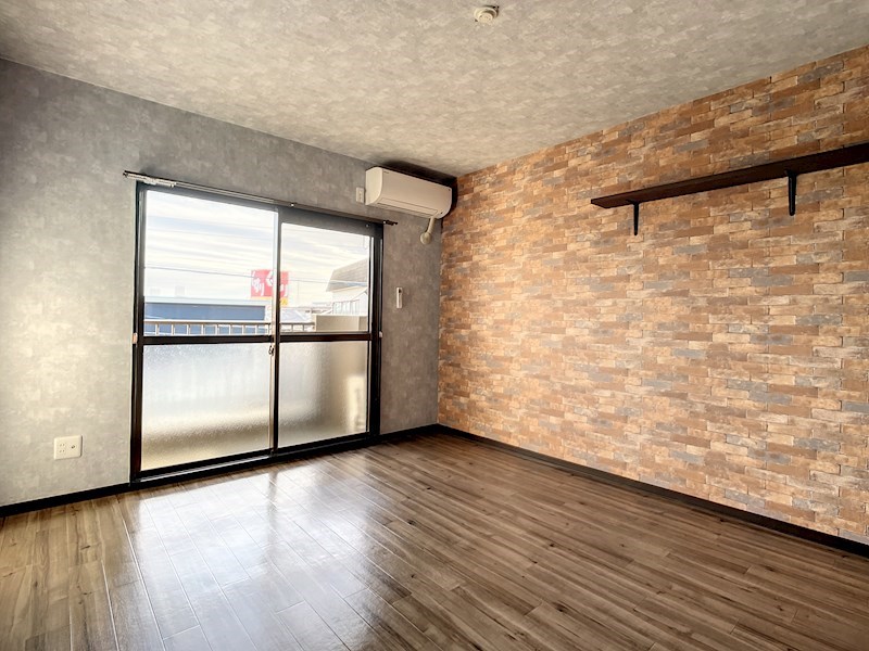 モダンな色合いの8帖の洋室