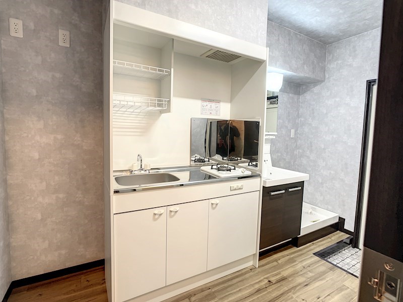 グレーの壁紙がいいですね。モノトーンの家具が合いそうです