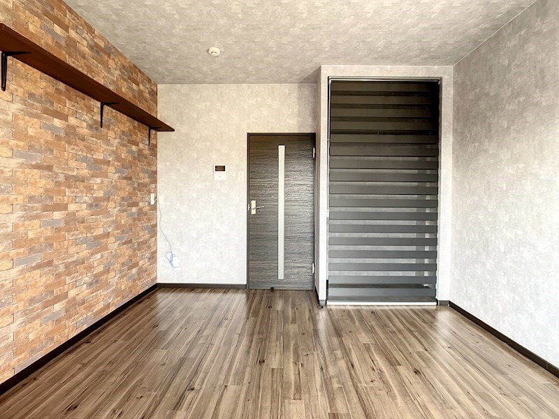 暗めの色で統一された洋室の扉とクローゼットのブラインダーが大人な印象を与えます