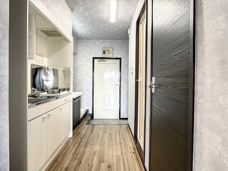 黒で統一された各扉のフレームがモダンな印象