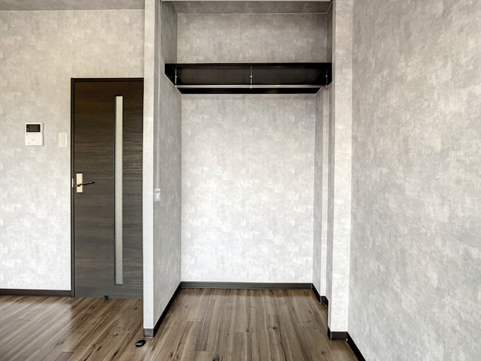 クローゼット中の右側、少しくぼんでいるスペースを上手く活用したいです