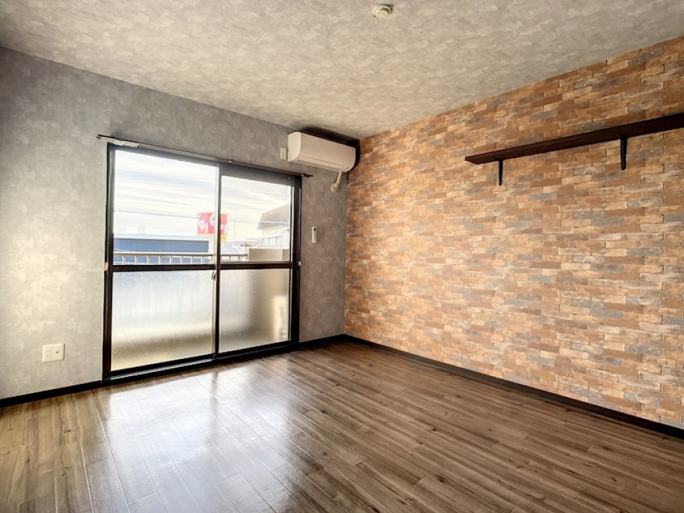 モダンな色合いの8帖の洋室