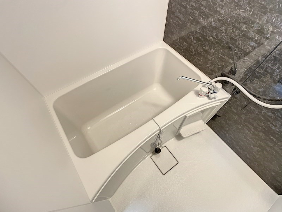 ホテルライクな壁紙と共に浴室ではリラックス時間を