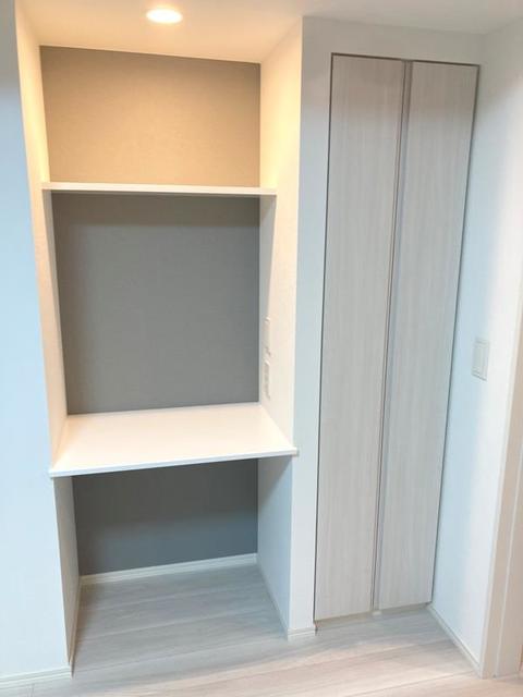 カウンターがあるので、ワークスペースとして活用できる場所ですね！※写真は同タイプ住戸です。