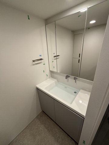 独立洗面台です。ホテルのような大きな鏡が嬉しいですね。