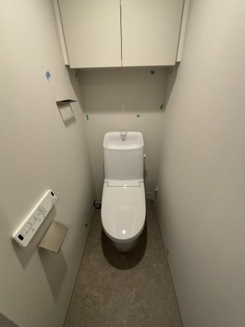 収納棚付きのトイレです。