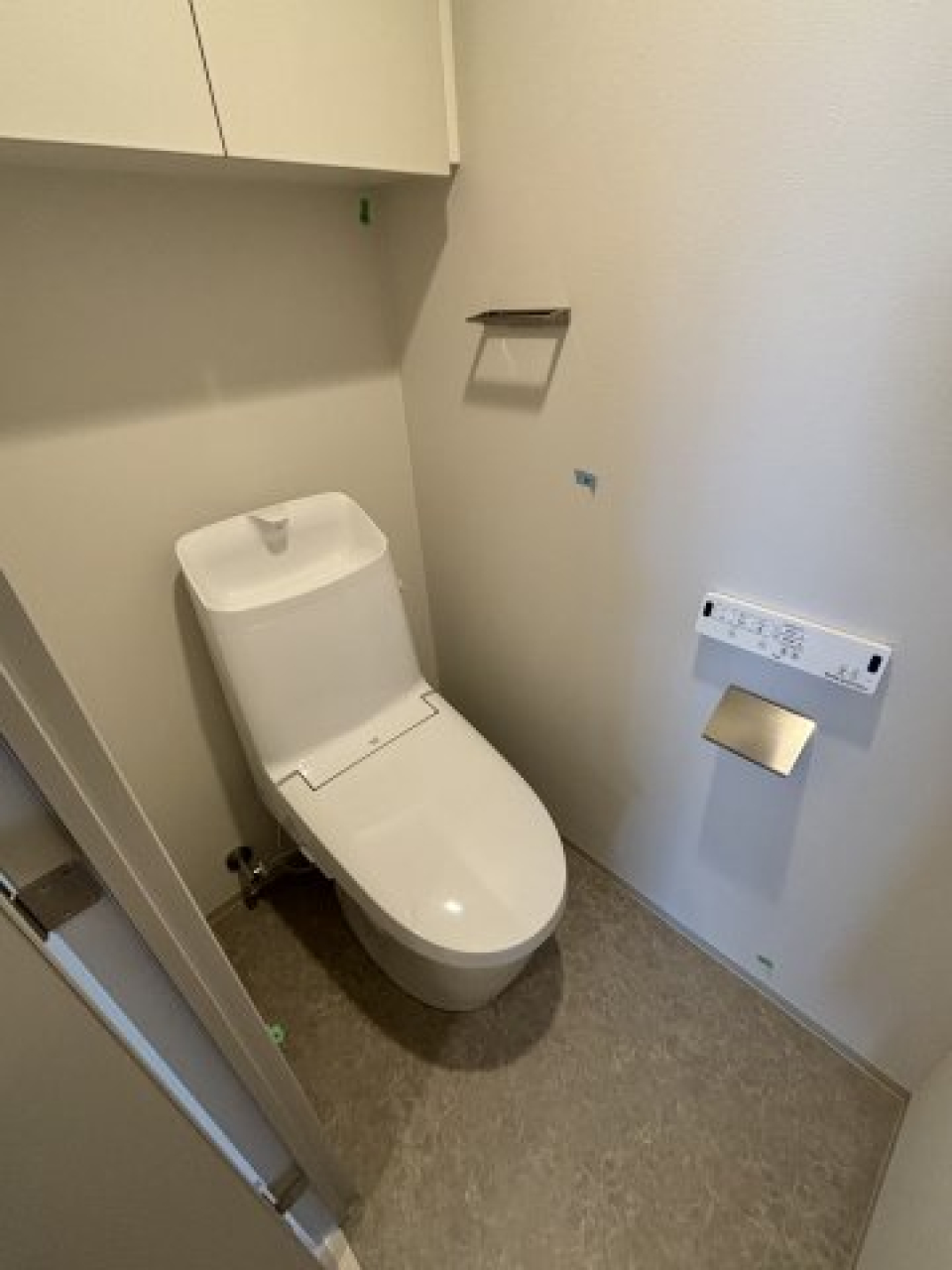 収納棚付きのトイレです。