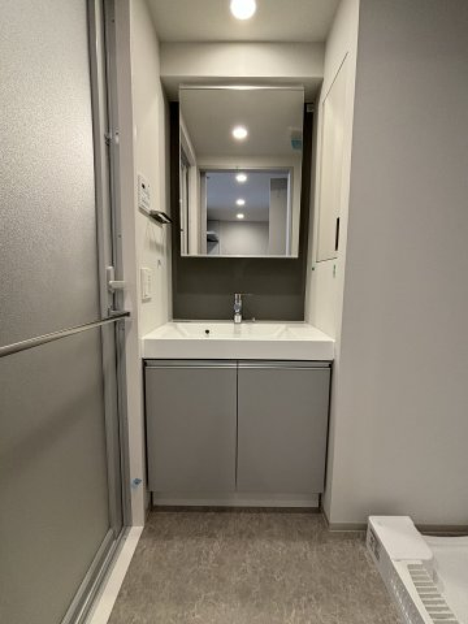 シックな独立洗面台です。