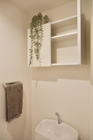 棚があるので、整理整頓しやすそうです。※参考写真