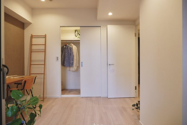 5.8帖の洋室にはウォークインクローゼットがあります。※参考写真