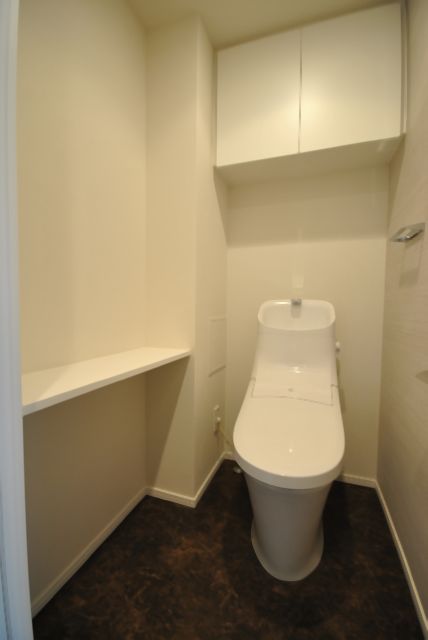 収納棚がついたトイレ。サイドにも物を置けるスペースがあり、自分の落ち着く空間に仕上げることができます。