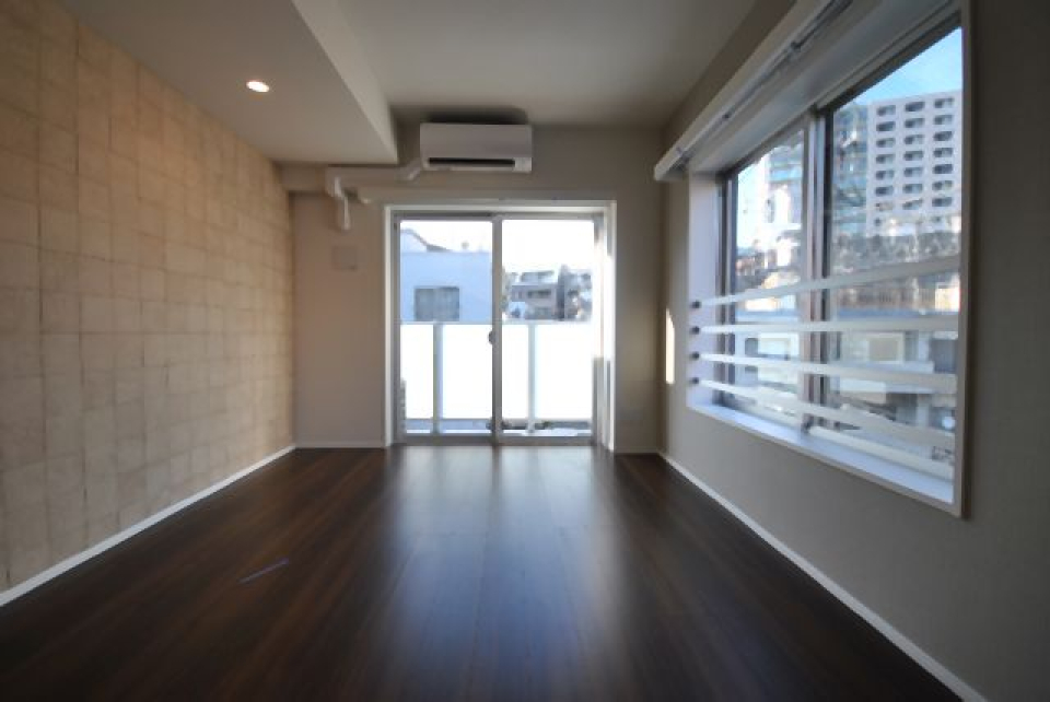 品川駅から徒歩９分と、移動に便利な１K。オートロック・防犯カメラ・ディンプルキーと、セキュリティ面も充実しています。