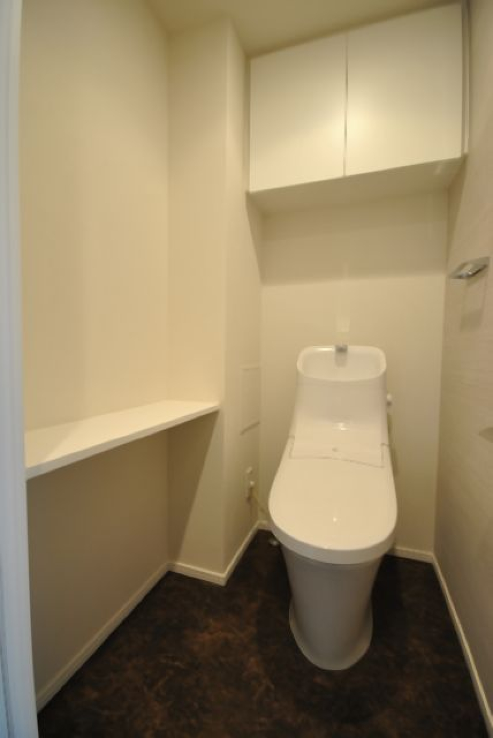 収納棚がついたトイレ。サイドにも物を置けるスペースがあり、自分の落ち着く空間に仕上げることができます。