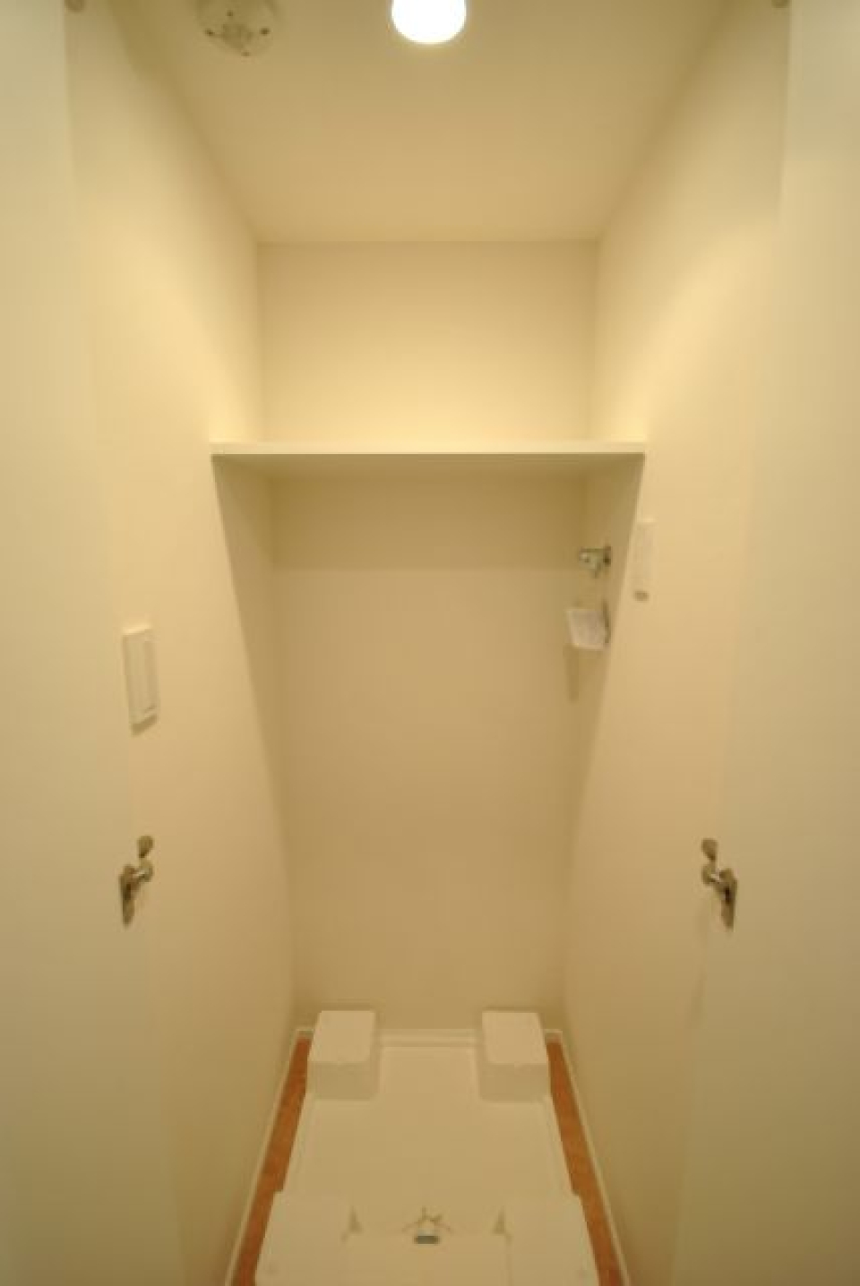 室内洗濯機置場。上の空いた空間に棚がついているので、収納もしっかり出来そうです。