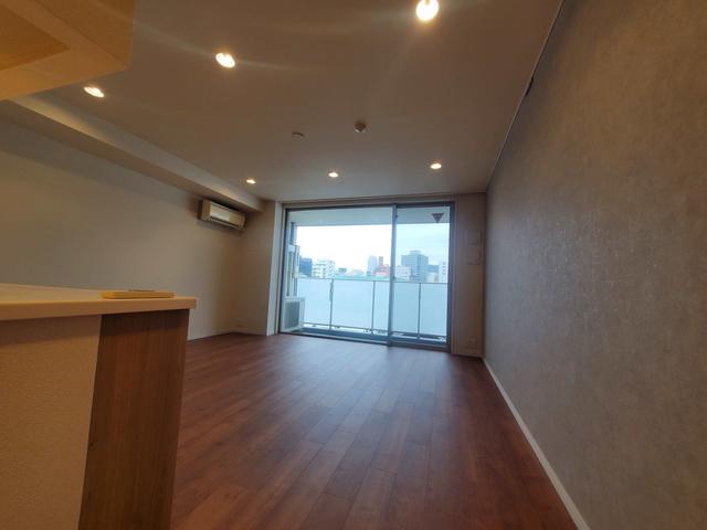 リビングルームは約12.8帖。
比較的広々とした空間です。
※写真は同タイプ住戸です。