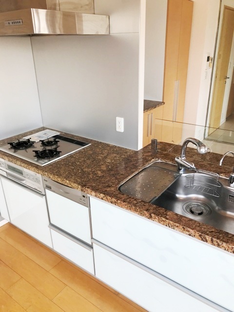 窓側にキッチンと珍しい配置。広々とした対面キッチンで楽しくお料理をしてみませんか？
※写真は同タイプ住戸です。