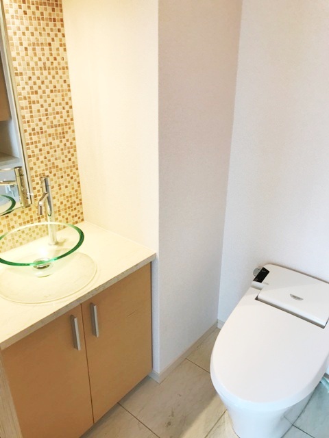 トイレは洗面台付き！クリアな洗面台がまたオシャレです。
※写真は同タイプ住戸です。