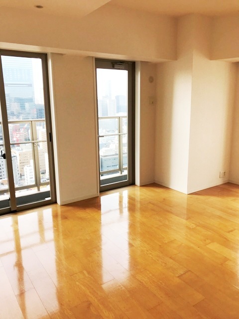 窓も大きく、陽が入ると開放的に見えるお部屋です。
※写真は同タイプ住戸です。