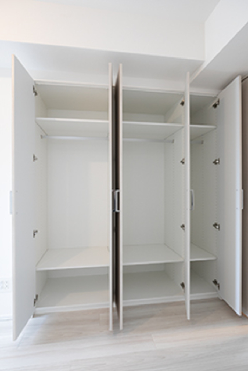 収納を開けた時の様子。※写真は同タイプ住戸です。