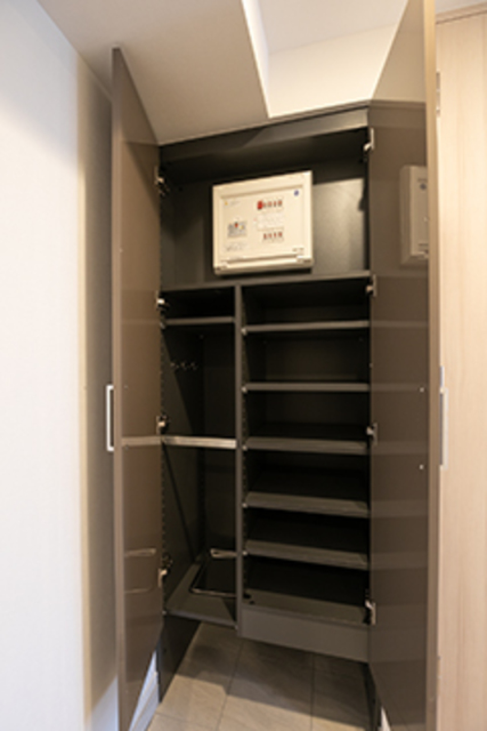 シューズボックスを開けた時の様子。※写真は同タイプ住戸です。