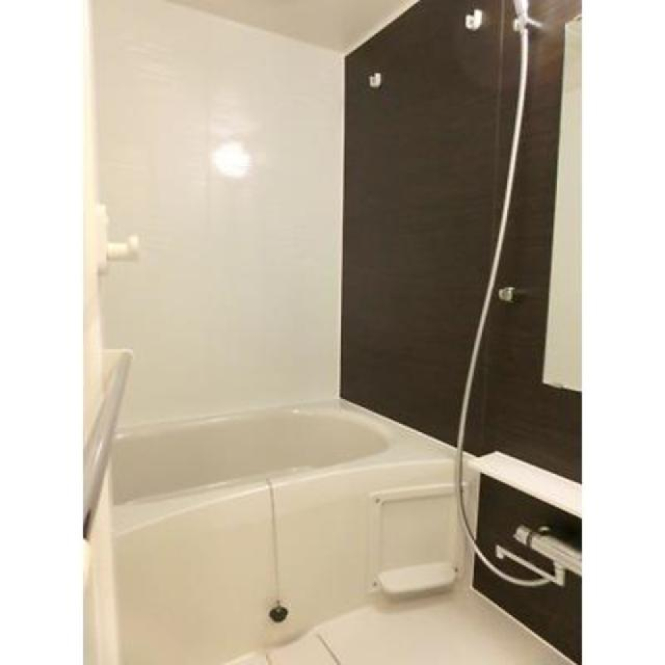 ダークトーンのパネルが導入された浴室です。※写真は同タイプ住戸です。