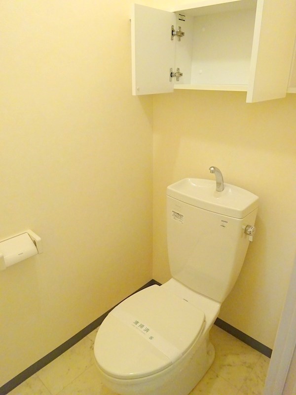 収納棚付きのトイレ