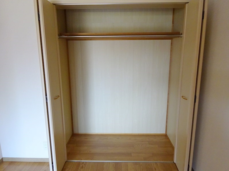 ハンガーのまま収納できるクローゼット付きです