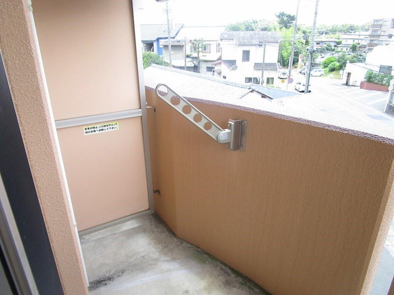 ベランダには物干しざおのフック付き。低い位置にあるので女性でも楽々です。