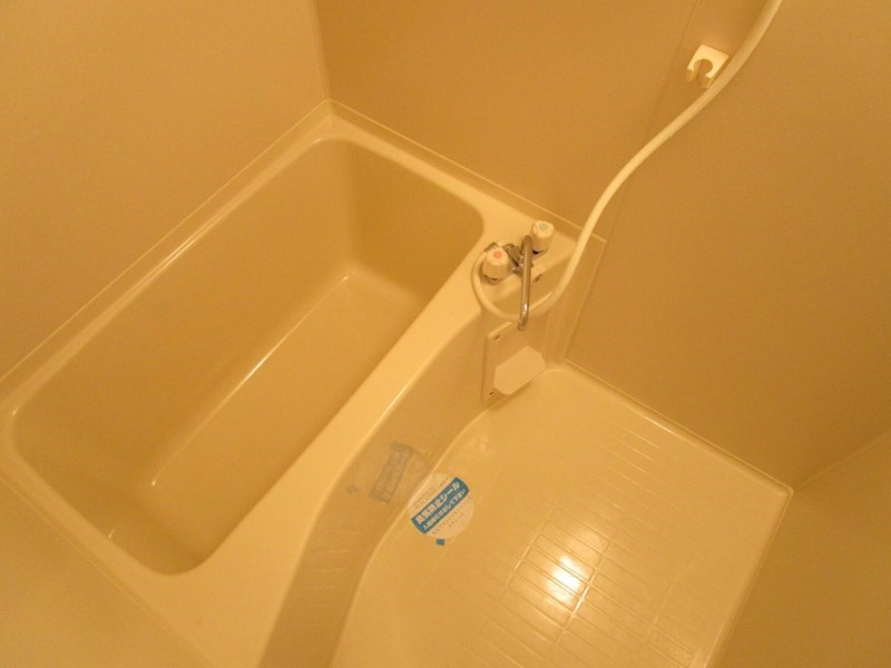 お風呂もシンプルな造り。