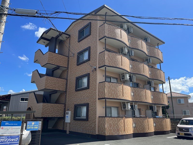 外側に膨らんだベランダの形が印象的。