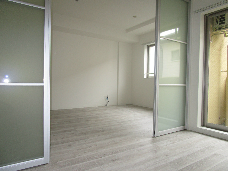 リビングと洋室間の扉を開くと、より開放的な空間に！