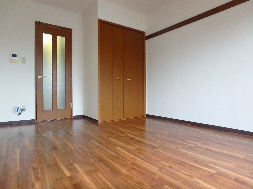 壁は白、床はウォールナットっぽいテイストでシンプルだけどちょっとおしゃれな感じに。