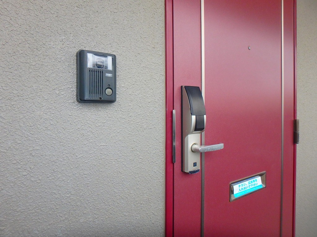 赤い玄関ドアが印象的。