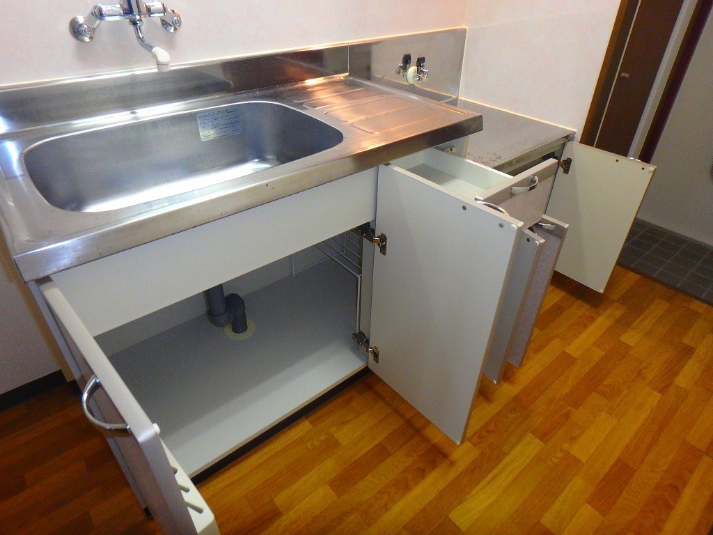 収納付きのキッチン。シンクも広めです。