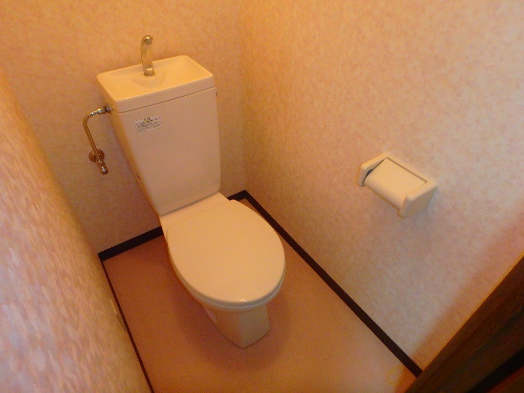 柄のついた壁紙でトイレも華やかに～