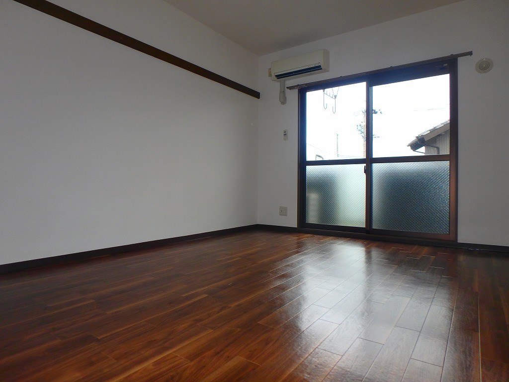 大きな窓とベランダ付きのワンルーム、一人暮らしには丁度いいですね！