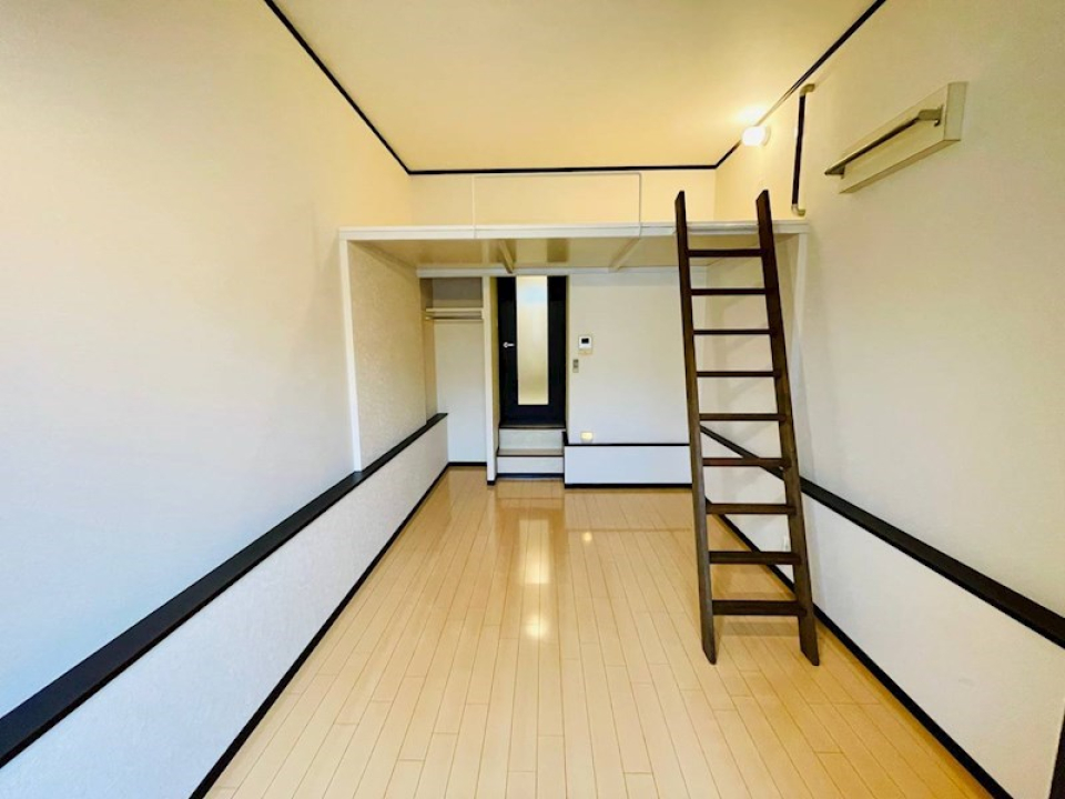 ロフト付きの洋室