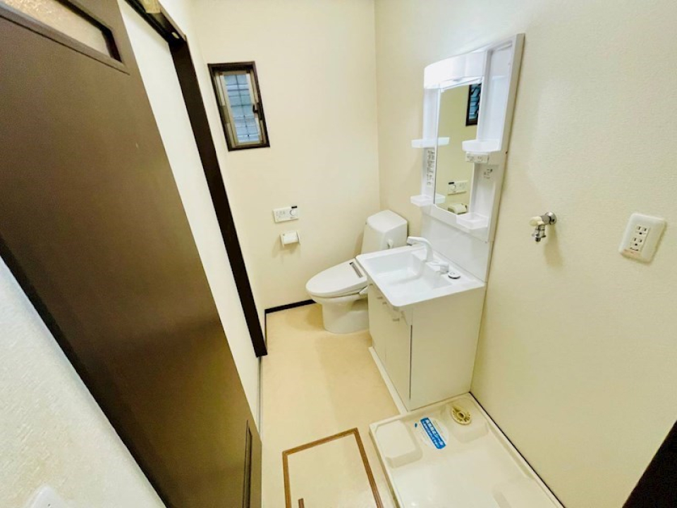 洗面脱衣所・トイレ一緒の空間です