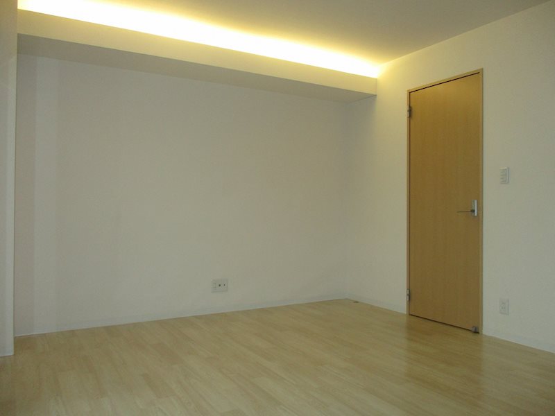 壁上部に埋め込まれたライトがとてもおしゃれ。