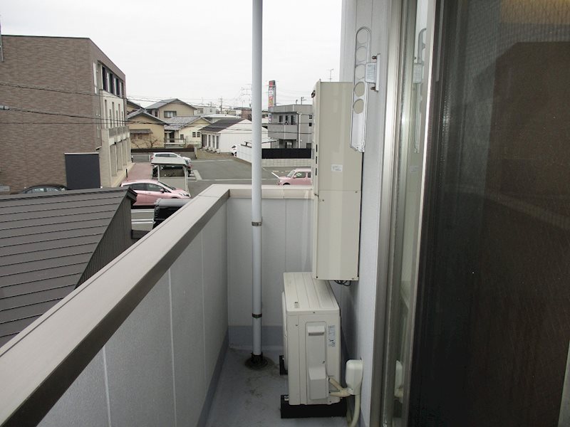 物干しざおのフック付きのベランダ。