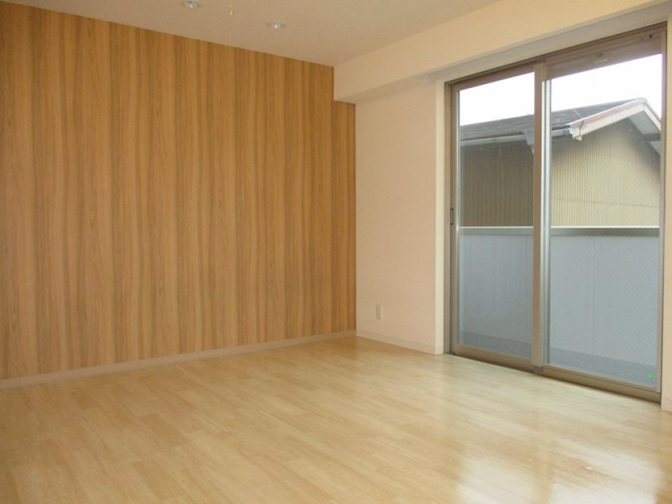 木のアクセントウォールが印象的で可愛い！