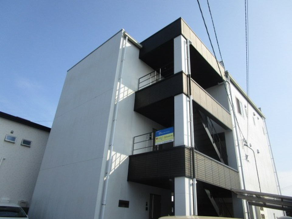 部屋の印象とは違い、外観は白黒のモノトーン。外観とお部屋のギャップも魅力です。